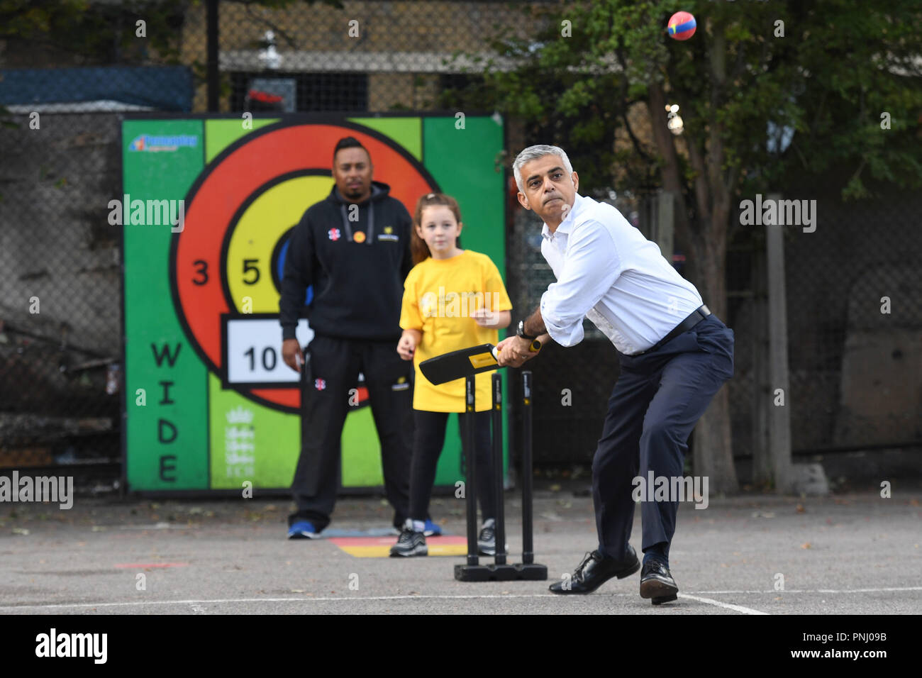 Le maire de Londres Sadiq Khan participe à une séance de cricket de rue à l'école primaire de Grafton à Islington, dans le nord de Londres, en annonçant 2,6 millions de livres sterling de financement pour 36 programmes, bénéficiant à près de 10,000 jeunes Londoniens, grâce à son Fonds des jeunes Londoniens de 45 millions de livres sterling. Banque D'Images