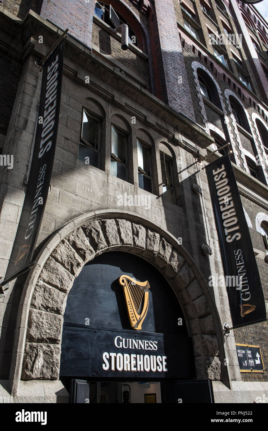 Dublin, République d'Irlande - 13 août 2018 : le signe au-dessus de l'entrée de l'Entrepôt Guinness Brewery dans la ville de Dublin, en République d'Irel Banque D'Images