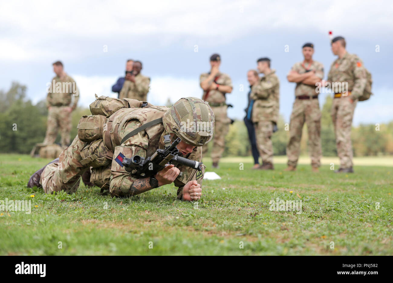 Les soldats manifestent une partie de l'étape du feu et du mouvement dans les nouvelles normes d'emploi physique de l'Armée britannique (tests de condition physique) pour les soldats de combat rapproché à l'École du corps d'entraînement physique de l'Armée royale à Aldershot. Banque D'Images