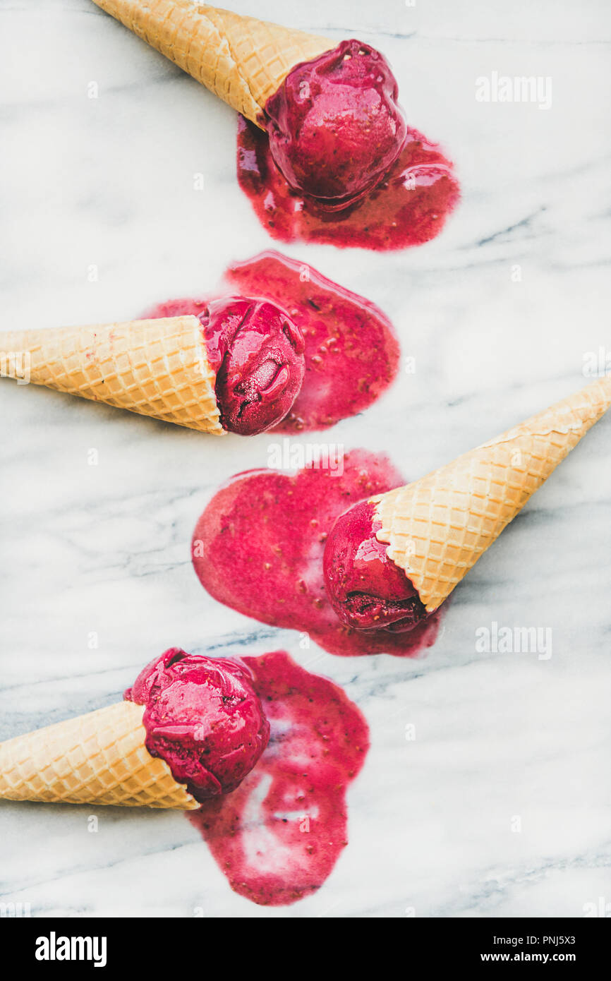 Sorbet framboise glace boules à cônes alvéolés, vue du dessus Banque D'Images