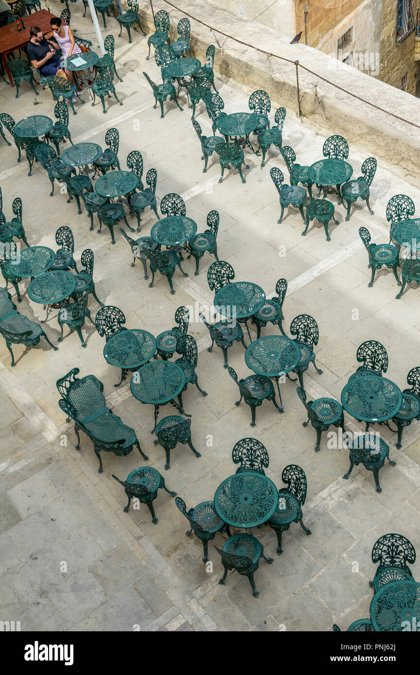 Metal vert orné de chaises et tables à une Peugeot 406 break. Banque D'Images