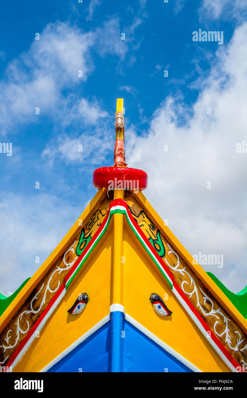 Le bateau en Luzzu peint de couleurs vives, Marsaxlokk, Malte avec l'oeil d'Horus ou d'Osiris sur leur proue. Banque D'Images