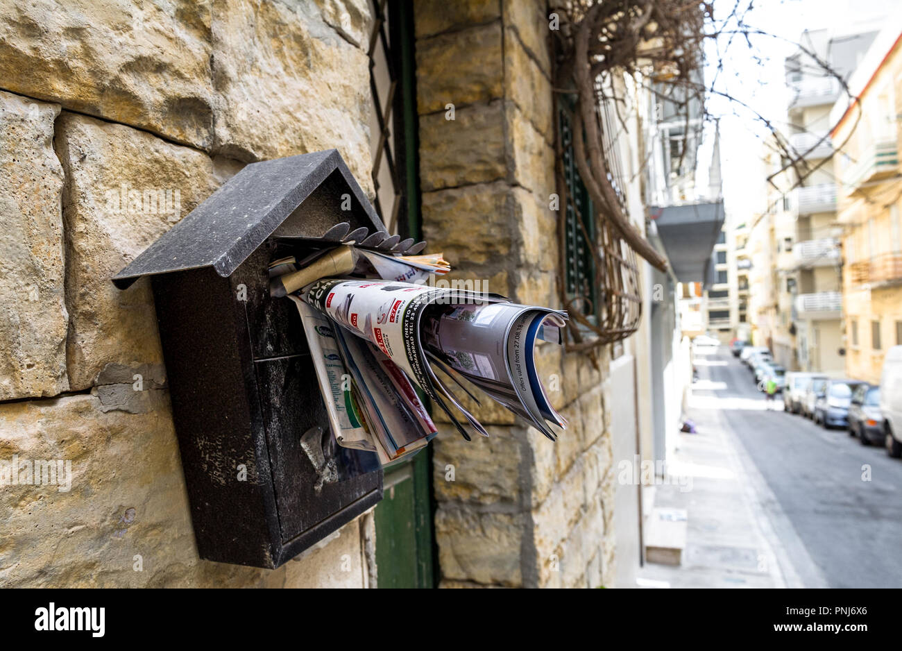 Lettre externe boîte pleine de courrier indésirable. Banque D'Images