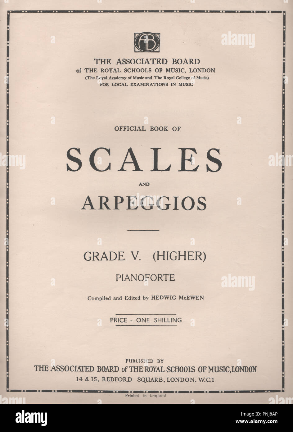 Le Livre Officiel d'échelles et des arpèges pour le pianoforte publié dans les années 1930 par l'Associated Board of the Royal Schools en musique pour des examens locaux dans la musique. Compilé par Hedwig McEwen épouse du compositeur écossais Sir John Blackwood McEwen. Banque D'Images