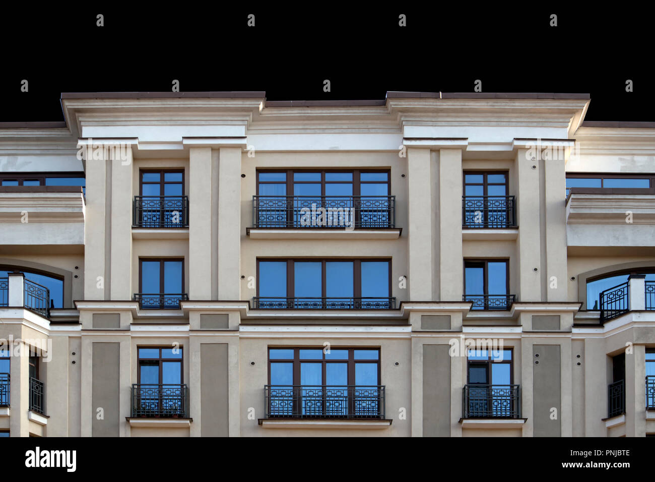 La lumière de la façade du bâtiment de la ville moderne avec miroir isolé sur fond noir windows Banque D'Images