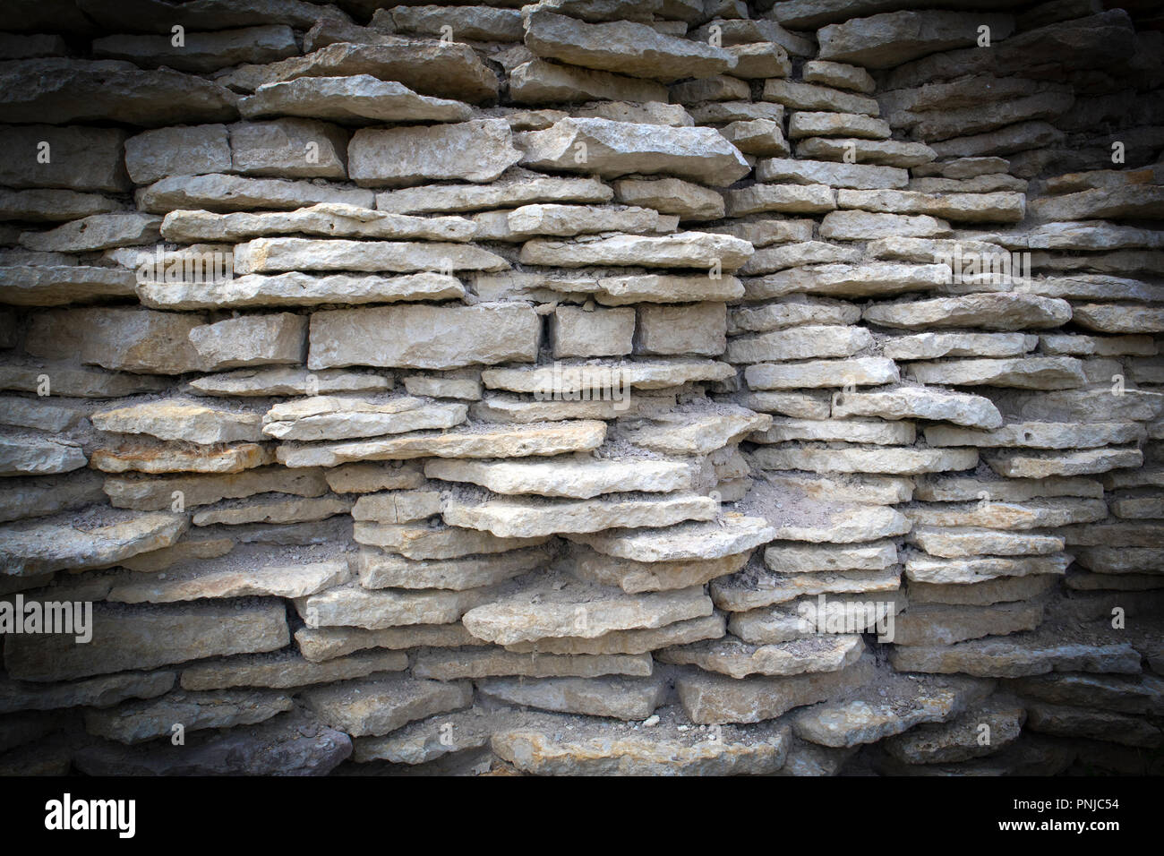 L'ancienne forteresse en ruine de mur plat blanc avec fond en saillie, de calcaires vignette sombre Banque D'Images