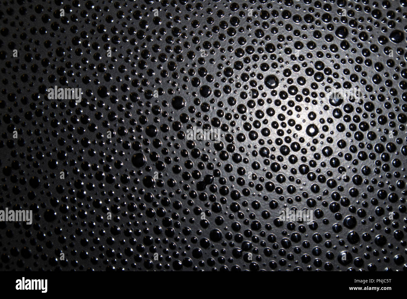 Surface en plastique noir avec un grand nombre de gouttes en plastique congelé et grand mettez en surbrillance Banque D'Images