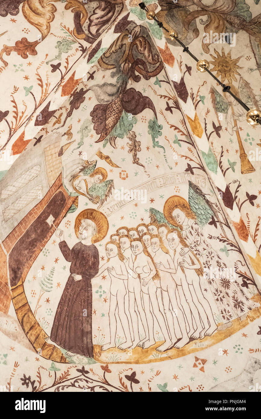 Vue de l'intérieur de l'Église Elmelunde avec des peintures murales réalisées par l'Elmelunde, Maître de l'île de Moen, le Danemark, la Scandinavie, l'Europe. Banque D'Images