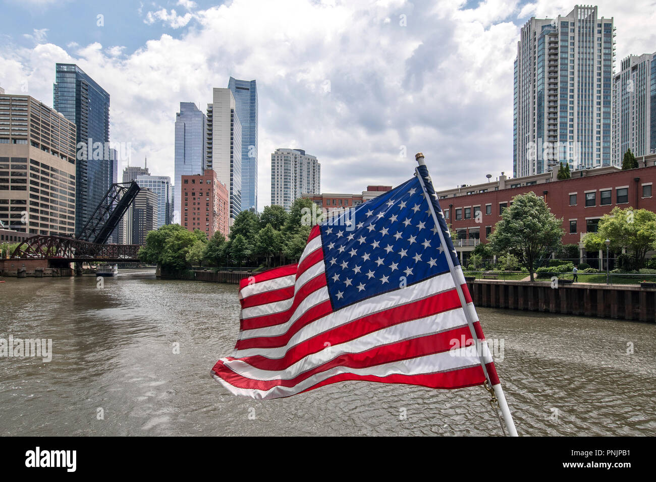 Drapeau américain sur un bateau sur la rivière Chicago, le centre-ville de Chicago, IL. Banque D'Images