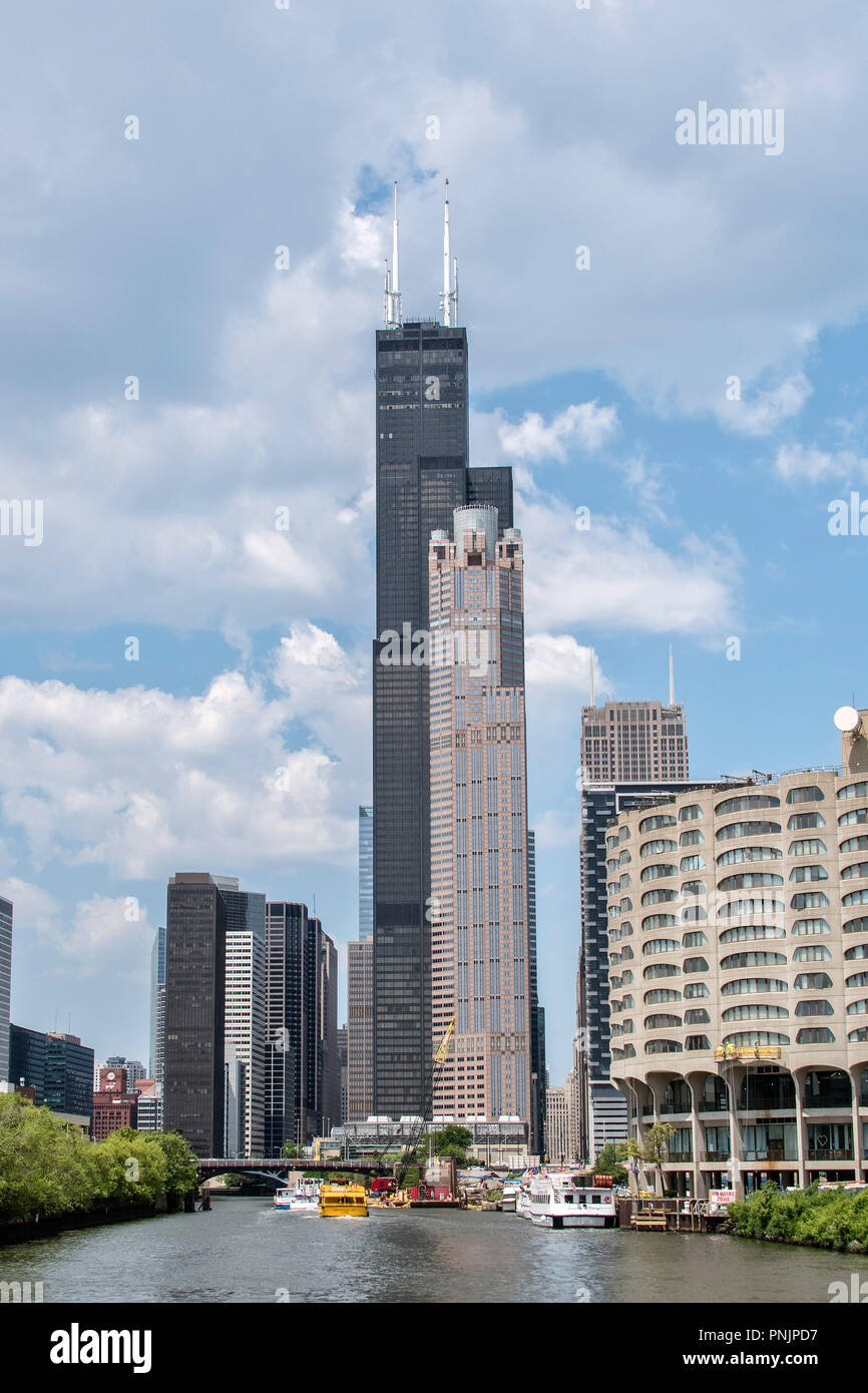 Vue de la Willis Tower à partir d'un bateau sur la rivière Chicago, le centre-ville de Chicago, IL. Banque D'Images
