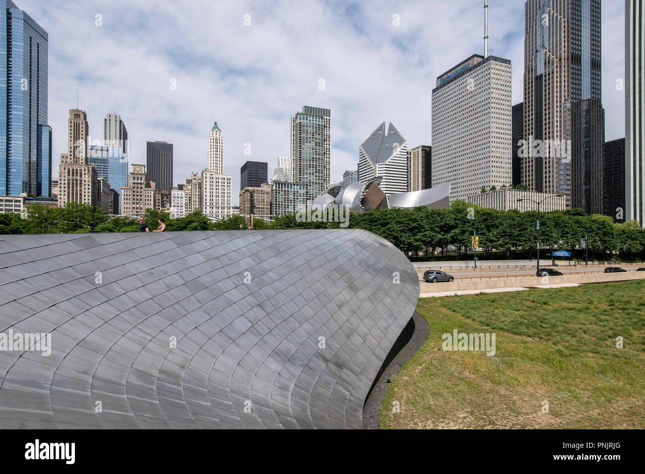 Le pont piétonnier et BP Pavillon Jay Pritzker par l'architecte Frank Gehry, le Millennium Park, le centre-ville de Chicago, IL. Banque D'Images