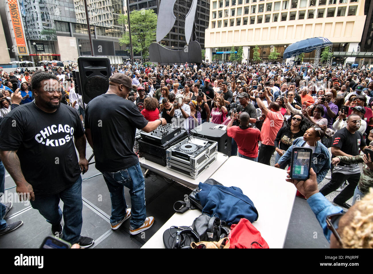 DJs jouent records à midi à Daley Plaza avec Picasso sculpture, le centre-ville de Chicago, IL. Banque D'Images