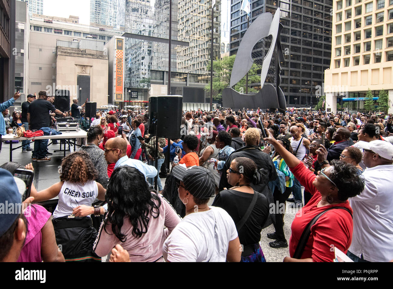 DJs jouent records à midi à Daley Plaza avec Picasso sculpture, le centre-ville de Chicago, IL. Banque D'Images