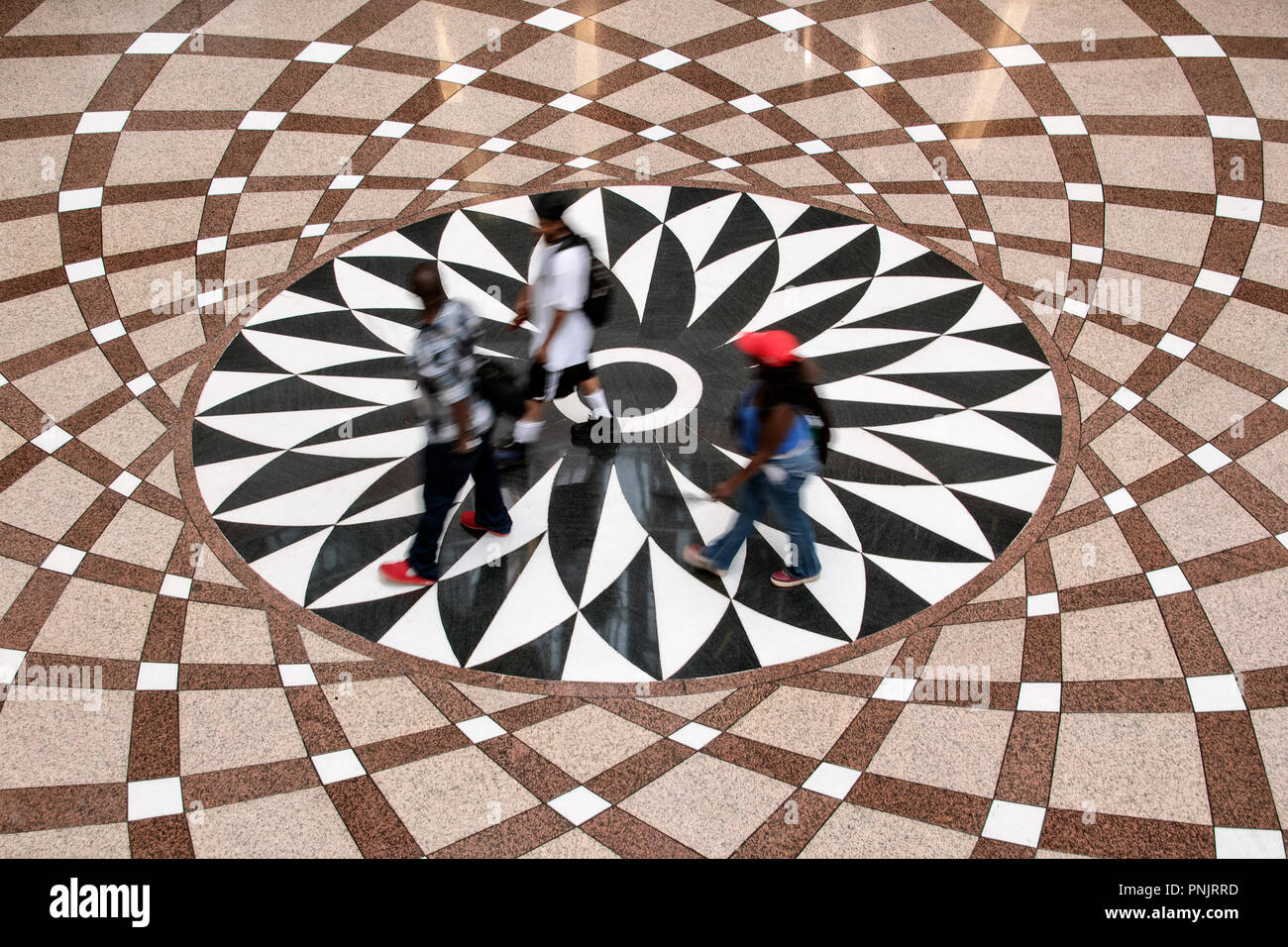 Les passants sur le sol en mosaïque de l'état de l'Illinois Building Atrium, le centre-ville de Chicago, IL. Banque D'Images