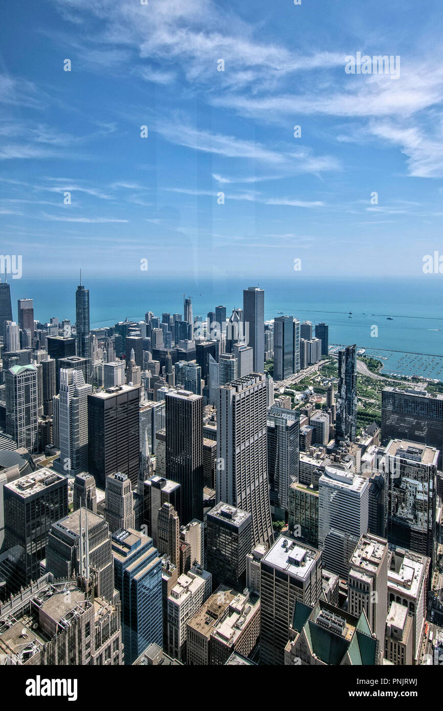 Voir à partir de la Willis Tower Skydeck des gratte-ciel du centre-ville de Chicago, Millennium Park et le lac Michigan, Chicago, IL. Banque D'Images