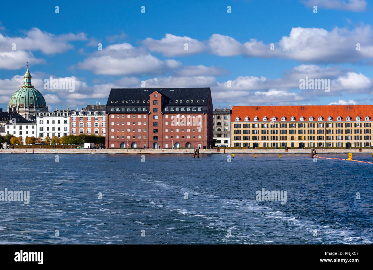 Voir l'église de Frederik du dôme le bus bateau dans port, Copenhague, Danemark Banque D'Images