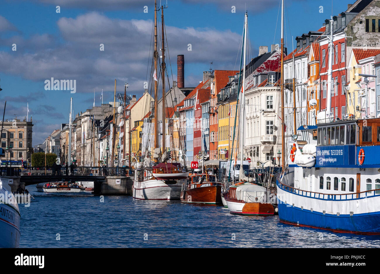 Nyhavn, 17e siècle, au bord de canal et de divertissements, avec des façades colorées, Copenhague, Danemark Banque D'Images