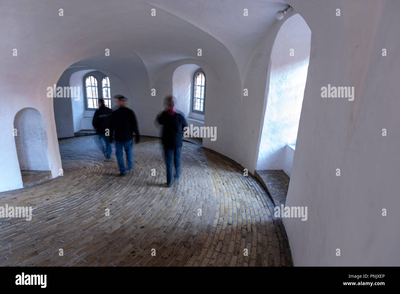 Les visiteurs de descendre dans l'escalier, équestres, en rampe en spirale, Rundetårn Rundetårn (Tour Ronde) à Copenhague, Danemark Banque D'Images