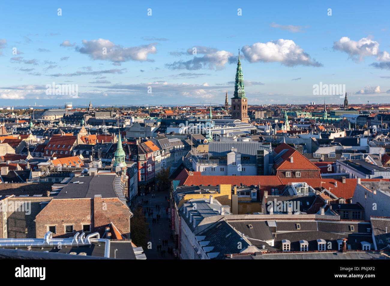 Vue sur la ville, avec Helligaandskirken et dans l'Øresund ou pont de l'Öresund, Rundetårn Rundetårn (Tour Ronde) à Copenhague, Danemark Banque D'Images