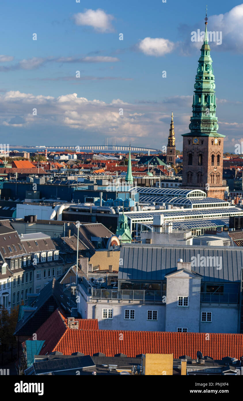 Vue sur la ville, avec Helligaandskirken et dans l'Øresund ou pont de l'Öresund, Rundetårn Rundetårn (Tour Ronde) à Copenhague, Danemark Banque D'Images
