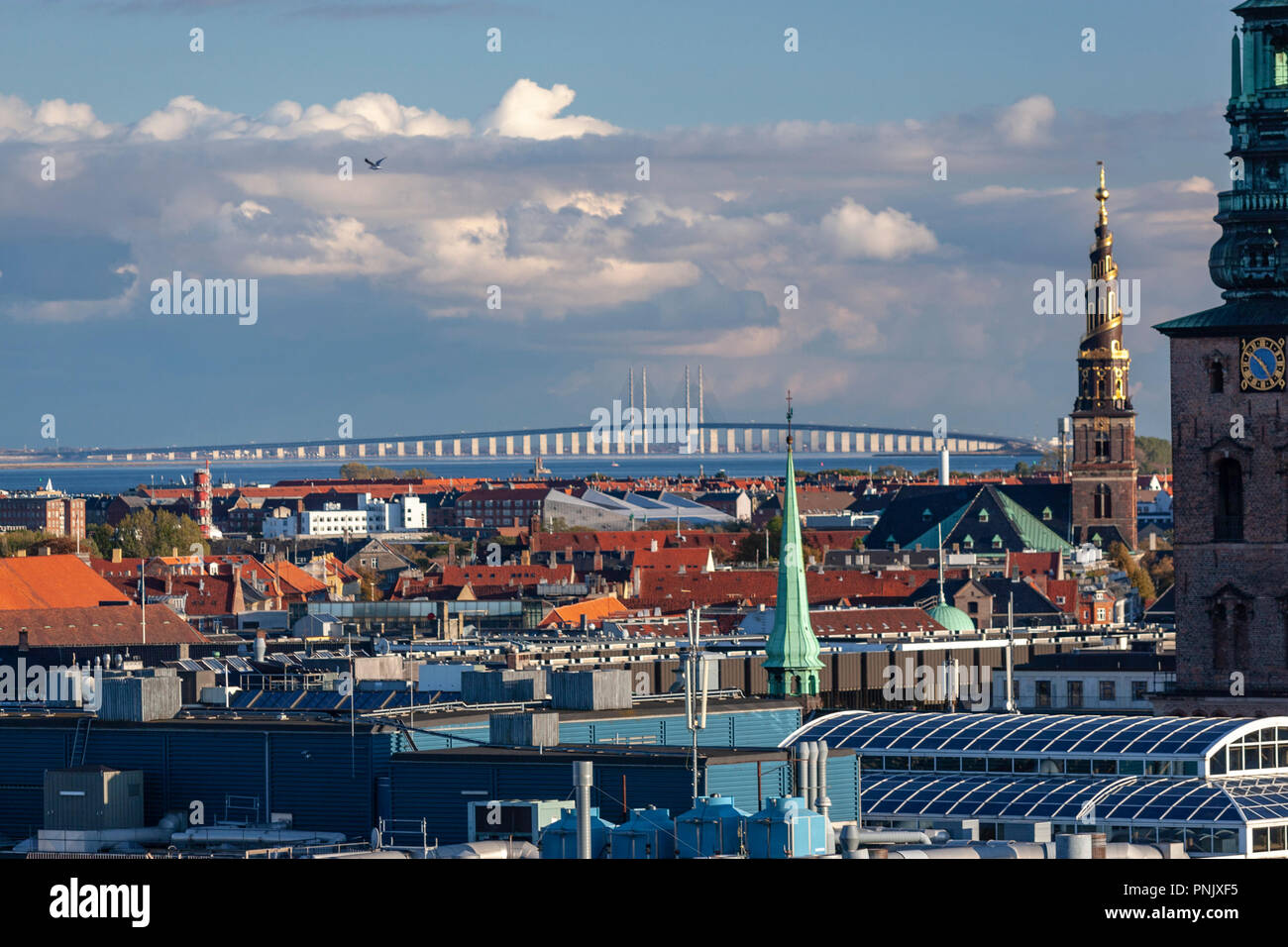Vue sur la ville, avec Helligaandskirken et dans l'Øresund ou pont de l'Öresund, Rundetårn Rundetårn (Tour Ronde) à Copenhague, Danemark Banque D'Images