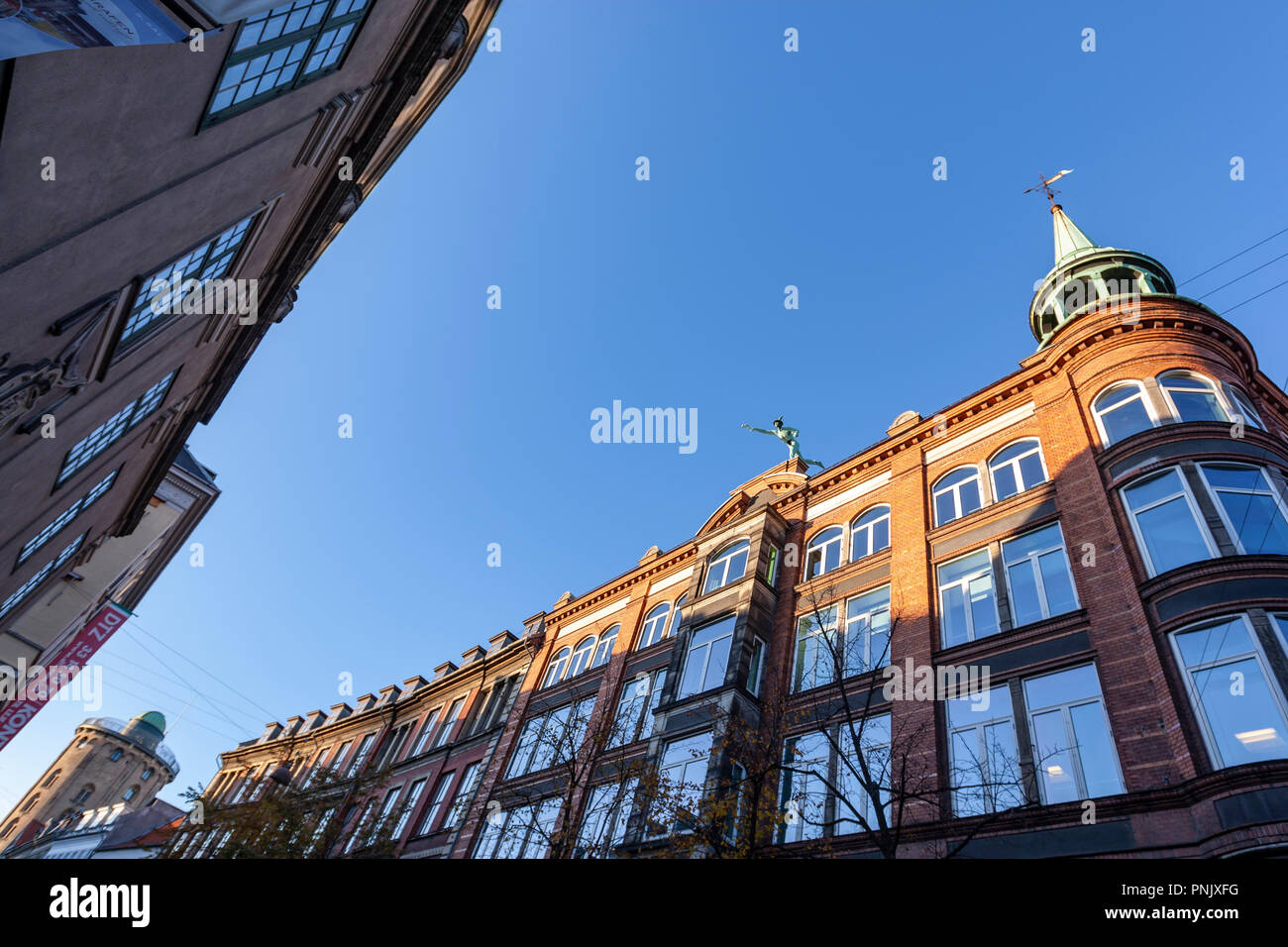 Købmagergade, Rundetårn (Tour Ronde) et le mercure statue à Copenhague, Danemark Banque D'Images
