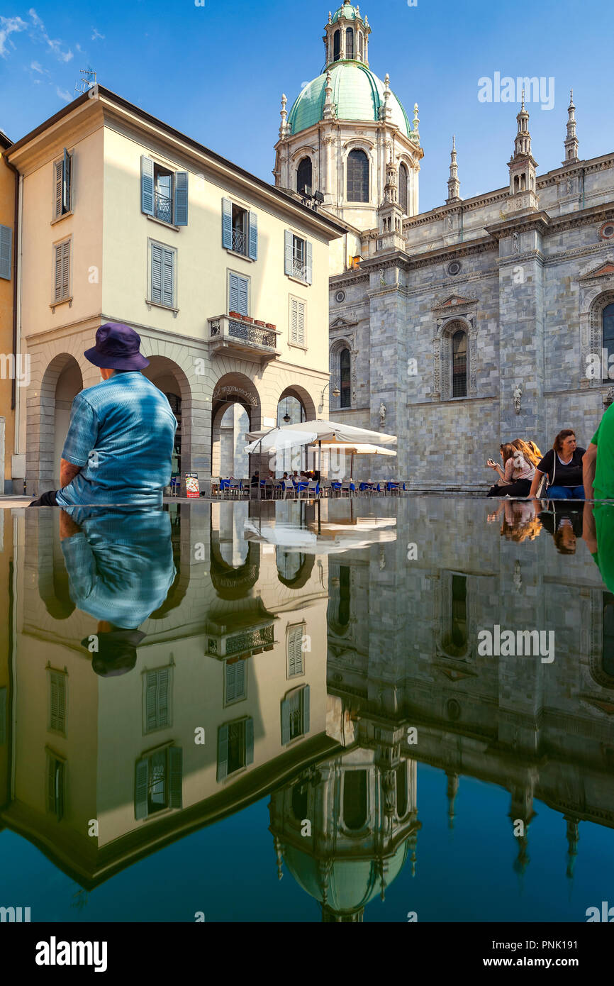 La Cathédrale de Côme compte avec des gens assis sur une fontaine, Lombardie, Italie Banque D'Images