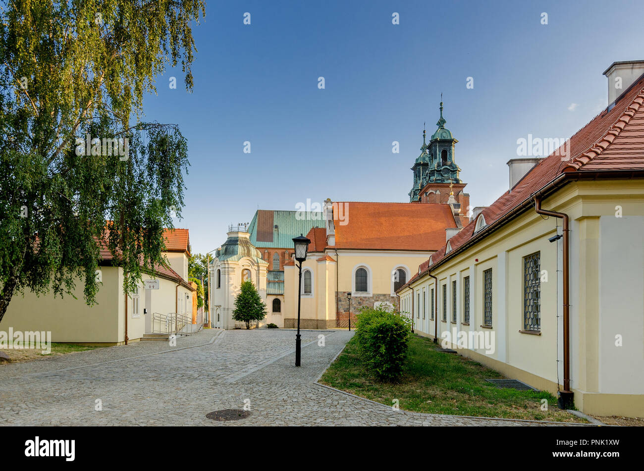 Gniezno, Pologne grande province, la Pologne. Rue à Lech's Hill, centre de pèlerinage. Musée de l'archidiocèse, l'église Saint Georges, saint Stani Banque D'Images