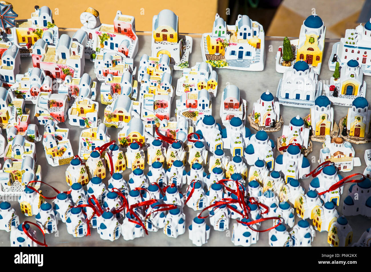 L'arrière-plan des nombreux souvenirs sous la forme de la maison grecque. Le village d''Oia, Santorini, sur la mer Egée, en Grèce. Banque D'Images