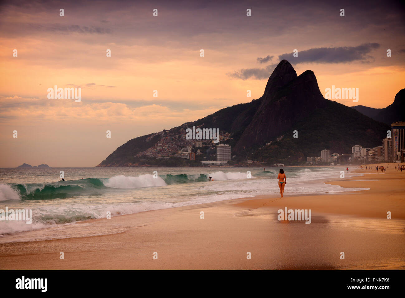 Au coucher du soleil de la plage d'Ipanema - Rio de Janeiro ( Brésil ) Banque D'Images