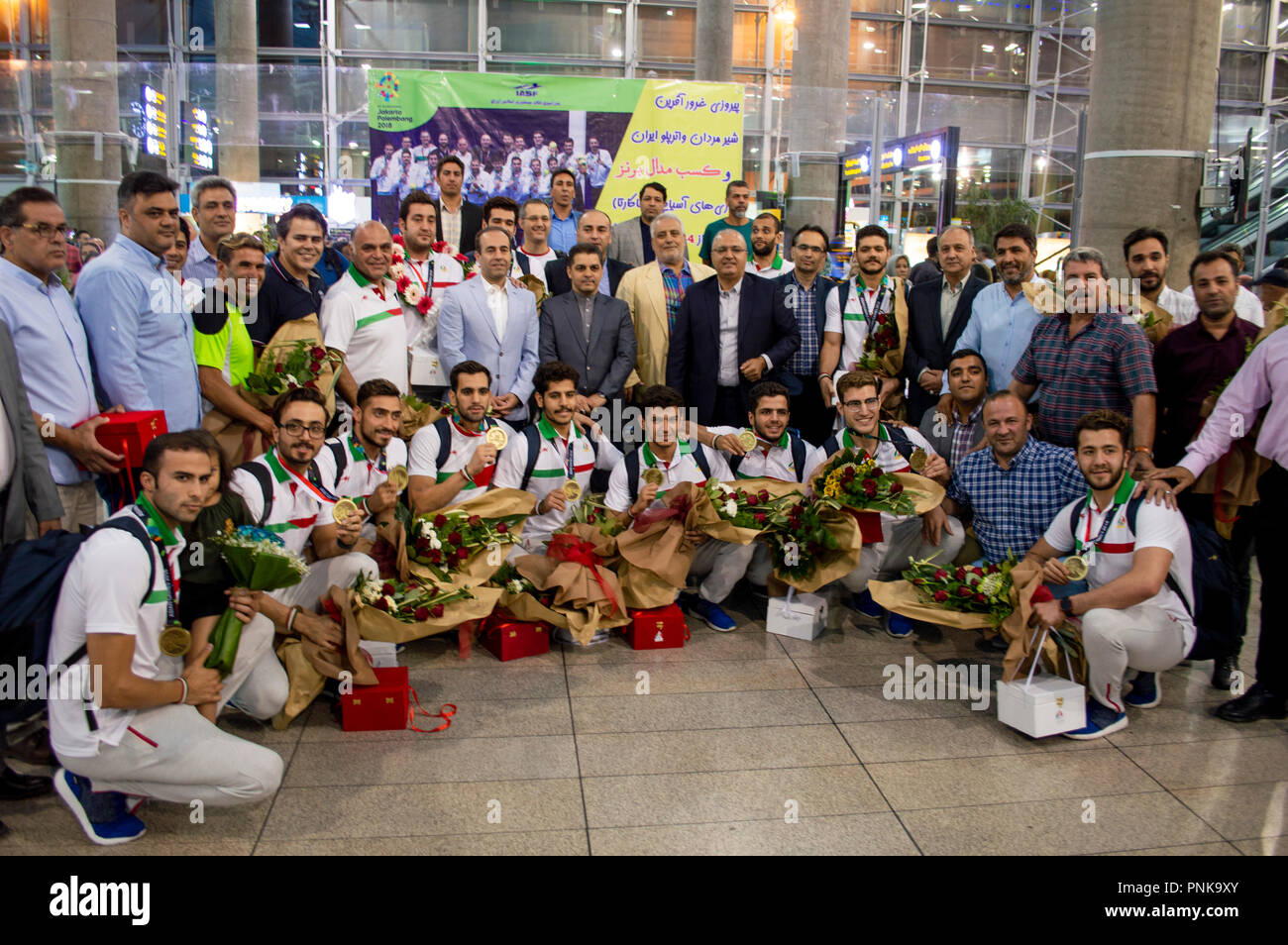 L'équipe de water-polo iranien de la 2018 Jeux Asiatiques qui posent avec leurs médailles de bronze Banque D'Images