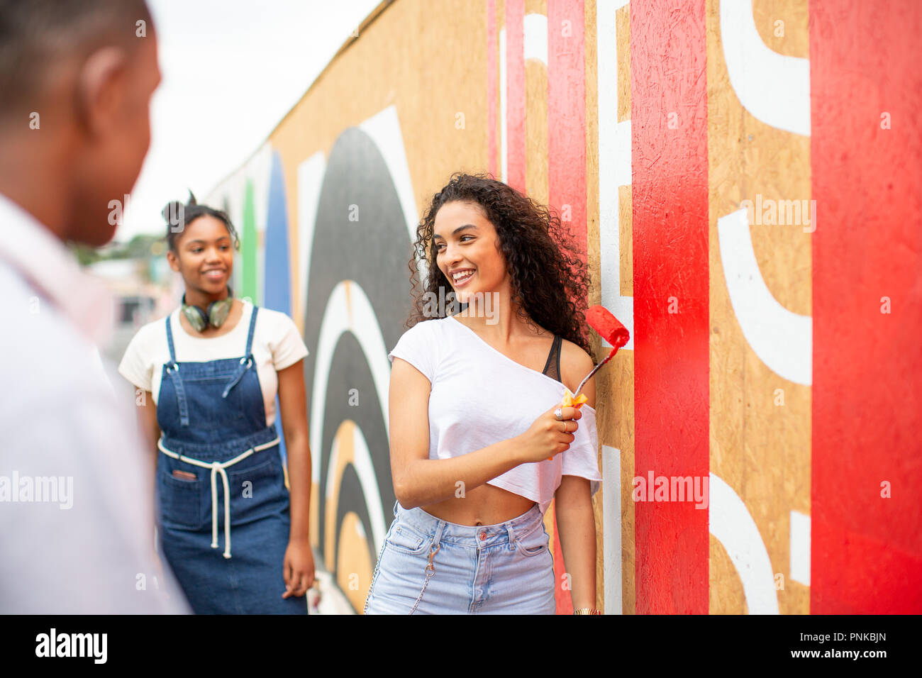 Groupe d'adolescents qui travaillent ensemble sur un projet communautaire Banque D'Images