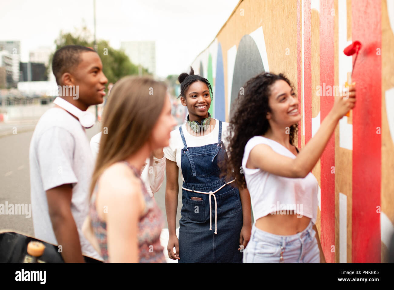 Groupe d'adolescents qui travaillent ensemble sur un projet communautaire Banque D'Images