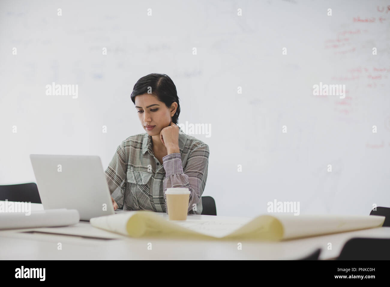 L'arabe businesswoman working on laptop Banque D'Images