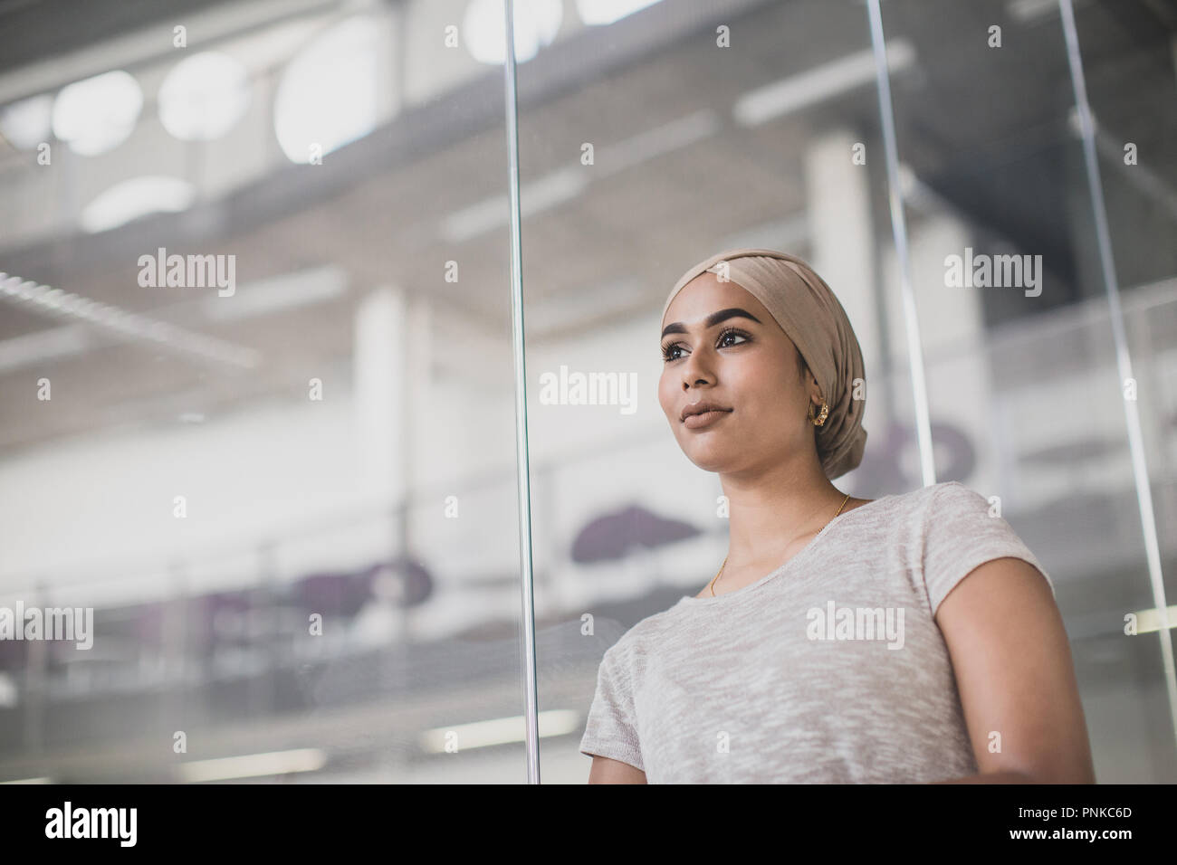 Muslim woman à la fenêtre du bureau de rêver Banque D'Images