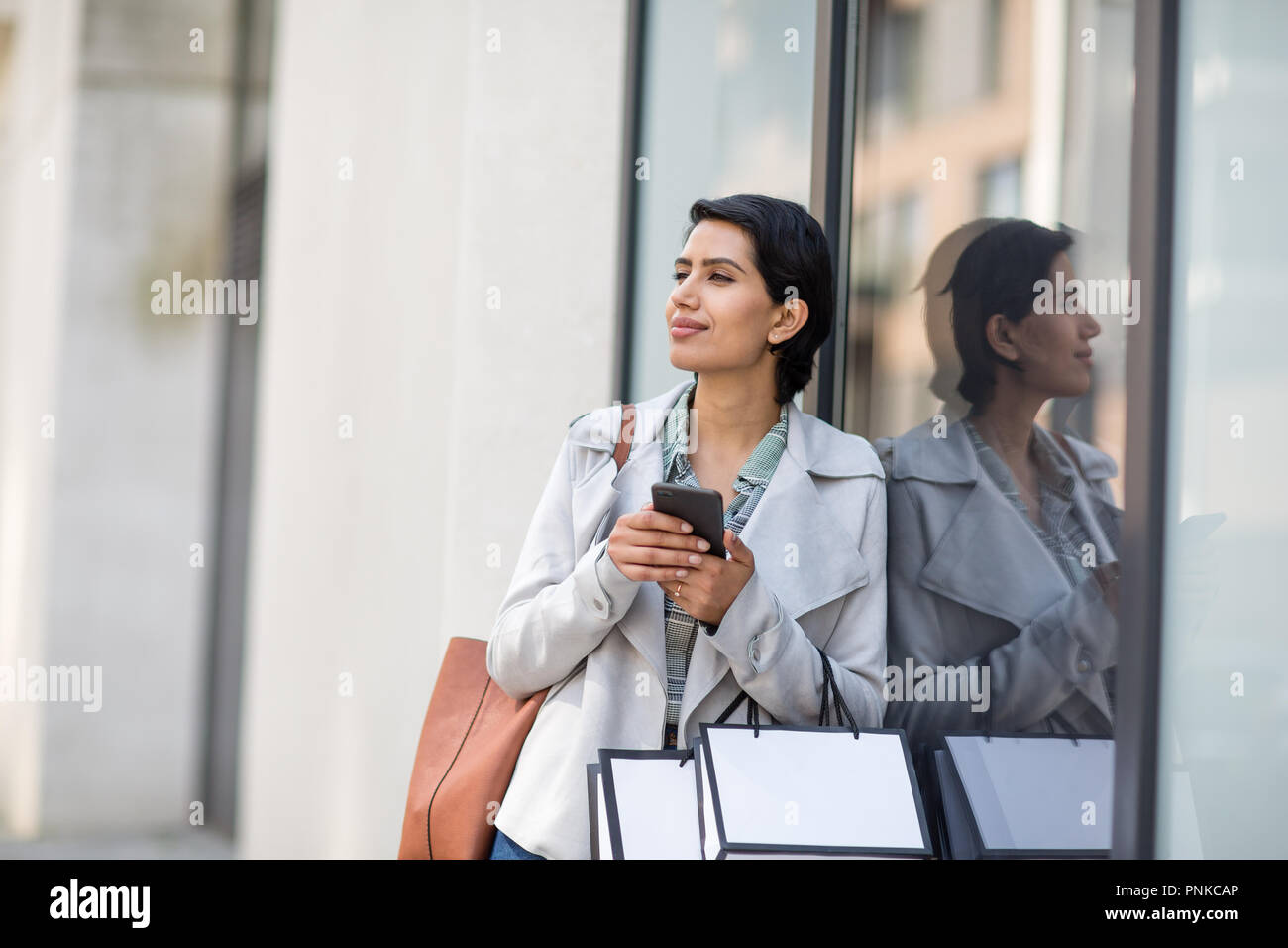 Femme arabe à l'aide d'un smartphone sur un voyage de shopping Banque D'Images