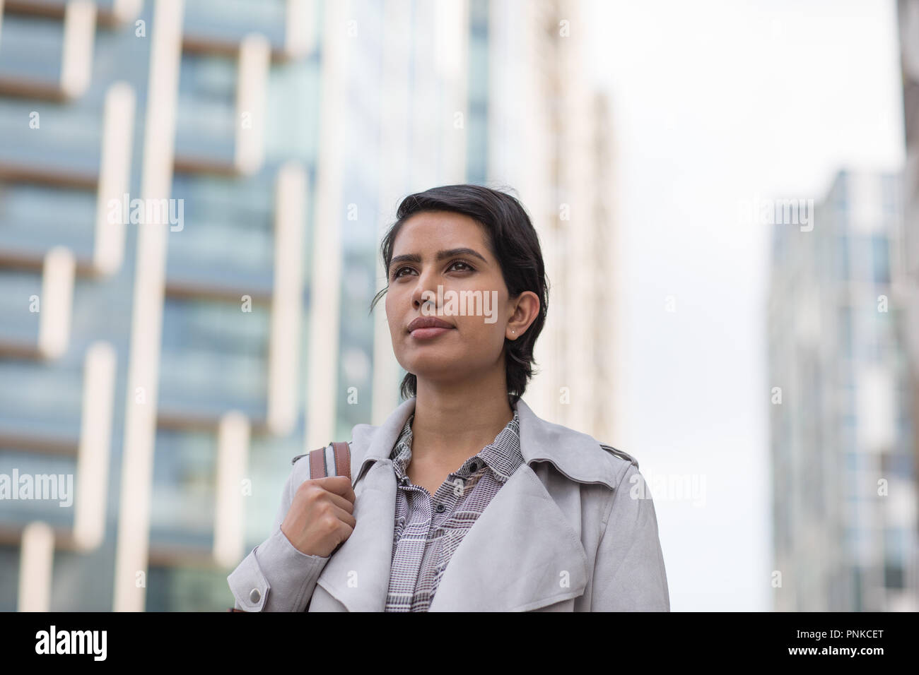 L'arabe businesswoman walking through ville moderne Banque D'Images