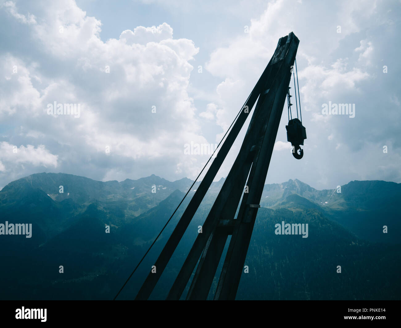 Grue en Alpes suisses à la recherche de la silhouette ciel très agréable et confortable de la poulie à la régulière. Risque et le défi Banque D'Images