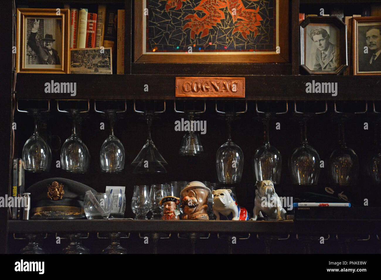 Détail d'un dos de bar étalage avec des photos de la figurine en porcelaine et chachkies à un pub anglais. Banque D'Images