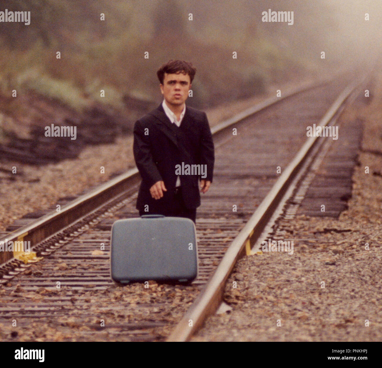 Titre original : L'AGENT DE POSTE. Titre en anglais : L'AGENT DE POSTE. Année : 2003. Réalisateur : TOM MCCARTHY. Stars : Peter Dinklage. Credit : MIRAMAX / Album Banque D'Images