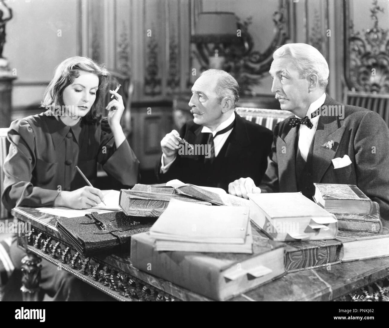 DATE DE PUBLICATION : Février 1, 1940. Titre du film : Ninotchka. STUDIO : Metro-Goldwyn-Mayer (MGM). PLOT : Seule la suite royale à la plus grandiose Hôtel à Paris dispose d'un coffre-fort assez grand pour les bijoux de la Grande Duchesse Swana. Ainsi, les trois russes qui sont venus pour vendre les bijoux s'établir dans la suite jusqu'à un plus haut rang est expédié pour savoir ce qui est de retarder la vente. Elle est Ninotchka, une femme qui fascine Count Leon qui avait été le fidèle serviteur de la grande-duchesse. La Grande Duchesse va céder à la demande de tous les bijoux si Ninotchka volera loin du compte. Mais Banque D'Images