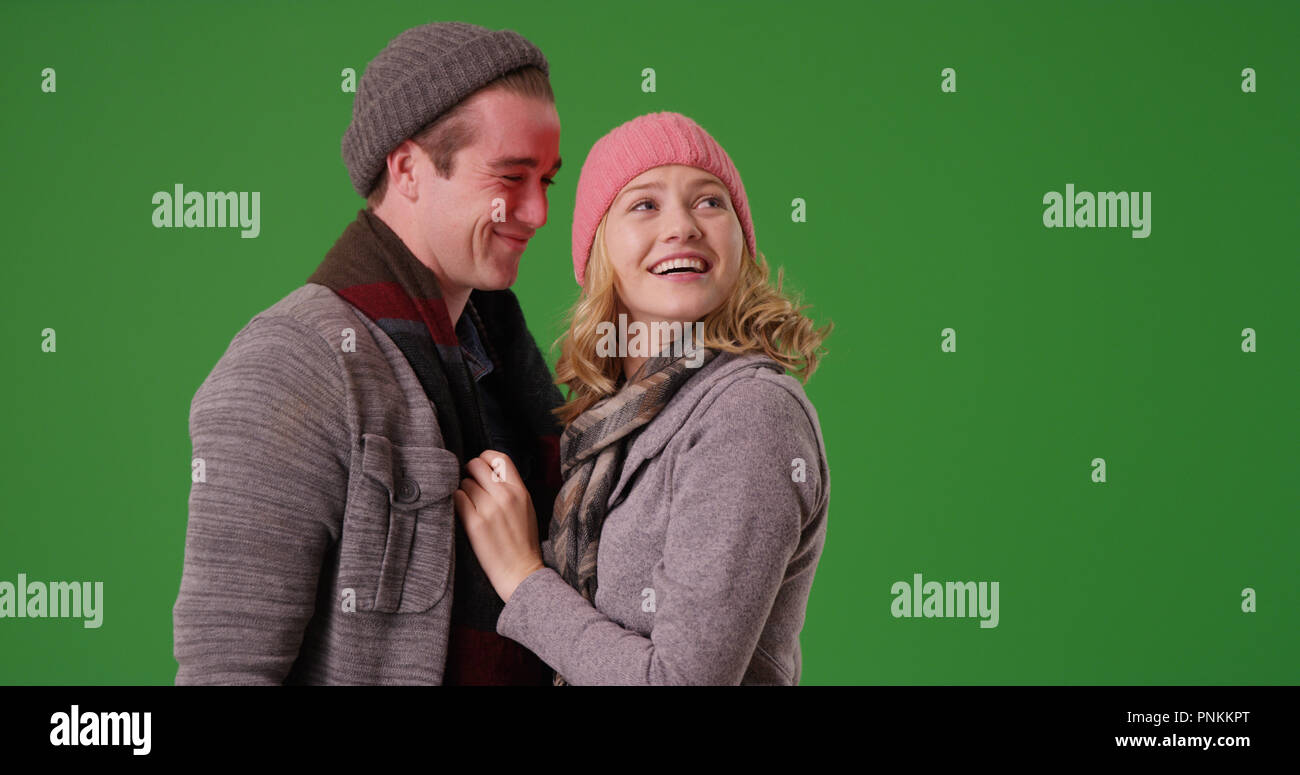 Happy Young couple en tenue d'hiver sur l'écran vert Banque D'Images