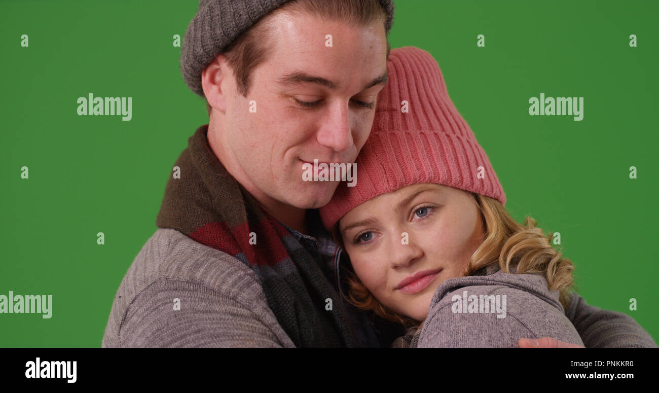 Close up of couple in winter clothes embrassant tendrement sur l'écran vert Banque D'Images