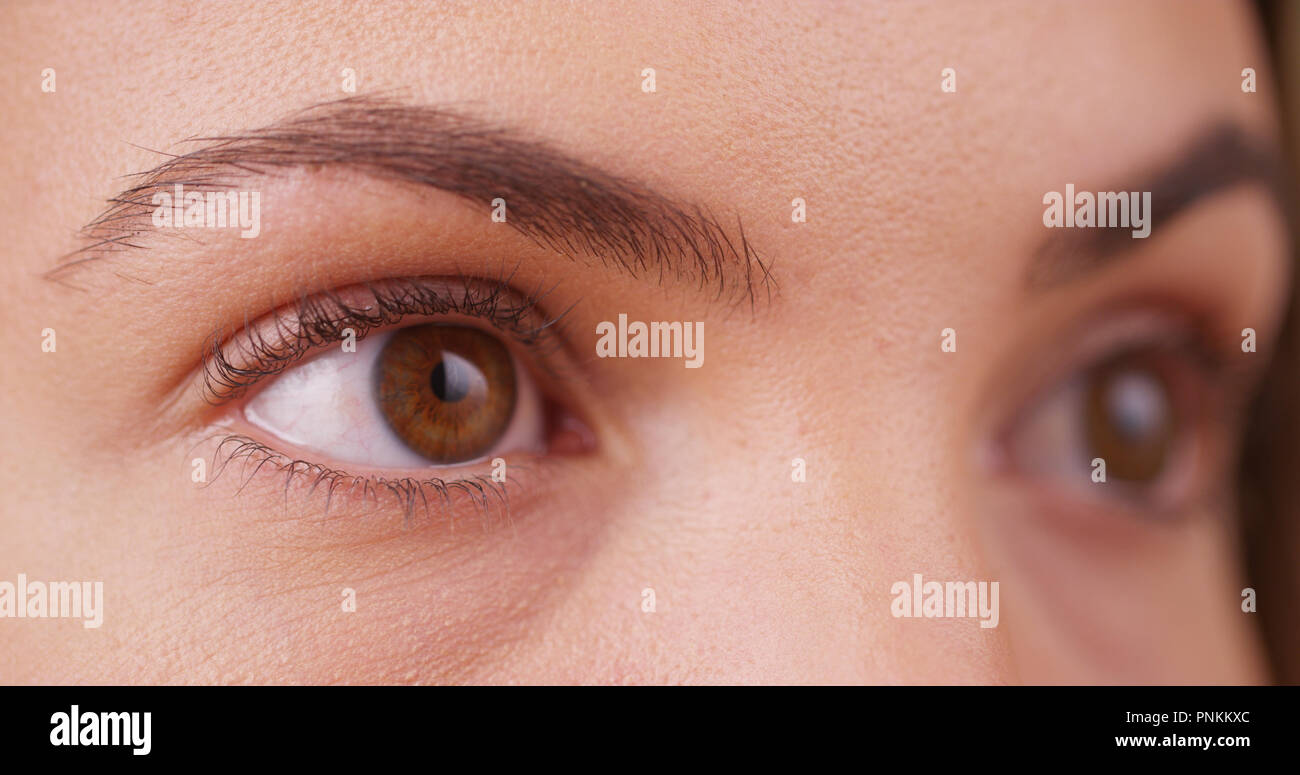 Close up de femmes les yeux de millénaire à offscreen sur écran vert Banque D'Images