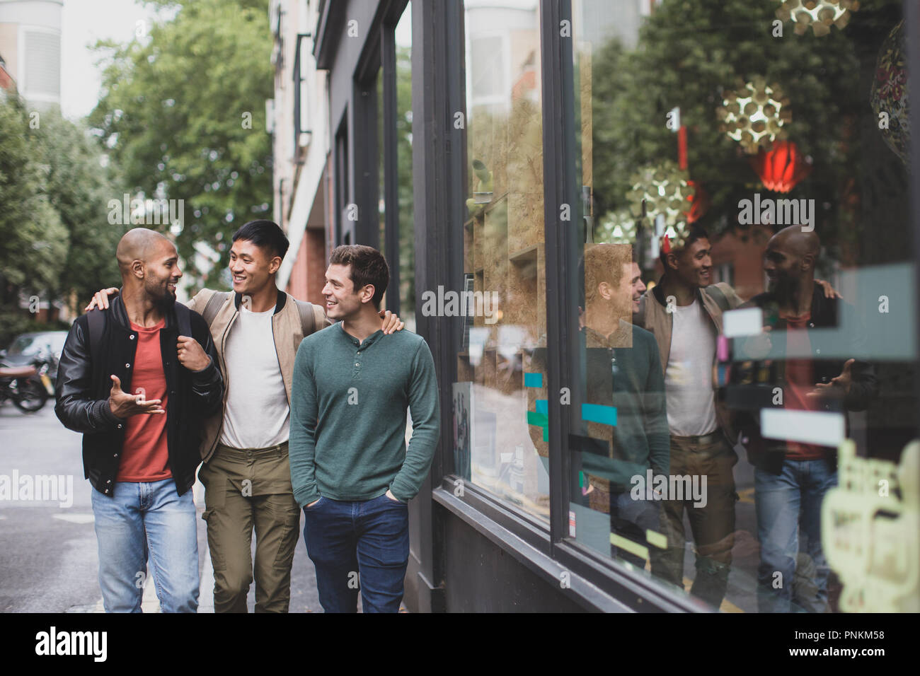 Groupe d'amis masculins sortir Banque D'Images Groupe d'amis masculins sortir Banque D'Images