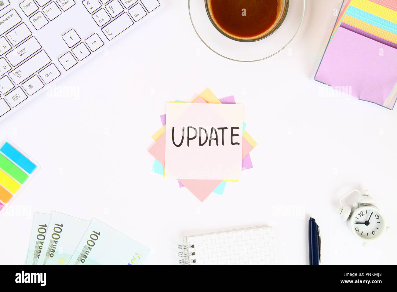 Mise A Jour Du Texte Sur L Etiquette Note Sur Le Bureau Blanc A Cote De La Tasse De Cafe Et D Un Clavier Vue De Dessus La Mise En Page Photo Stock Mise A Jour Du Texte Sur L Etiquette Note Sur Le Bureau Blanc A Cote De La Tasse De Cafe Et D Un Clavier Vue De Dessus La Mise En Page Photo Stock