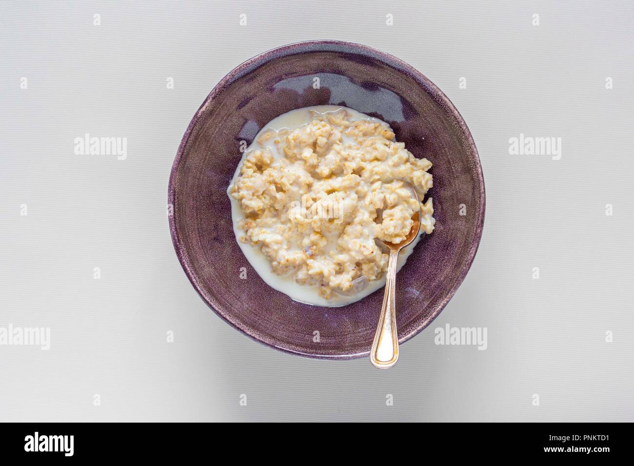 Gruau cuit dans un bol de porridge Banque D'Images