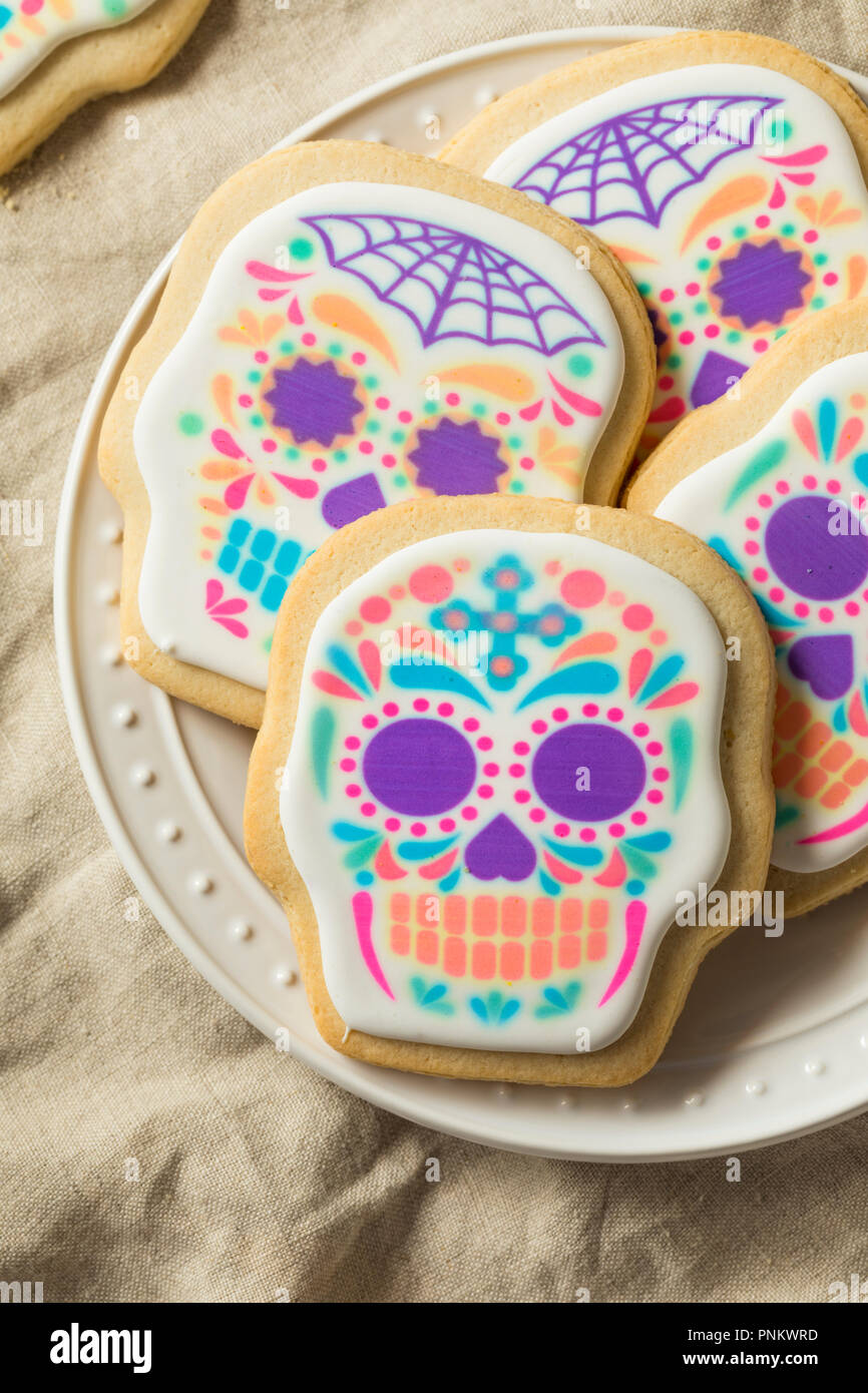 Crâne en sucre mexicain des cookies pour Dia De Los Muertos Banque D'Images