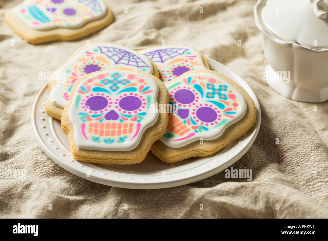 Crâne en sucre mexicain des cookies pour Dia De Los Muertos Banque D'Images