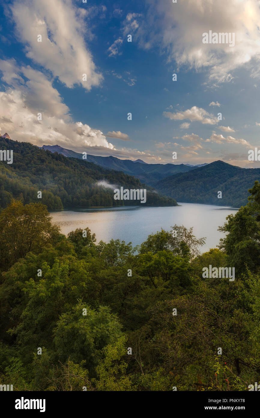 Lake Goygol en Azerbaïdjan en Septembre Banque D'Images